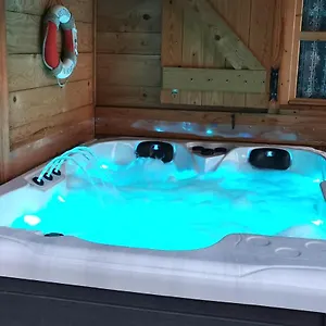 au-petit-chalet-avec-son-spa-escapade-en-amoureux.hotels-rhonealpes.com/